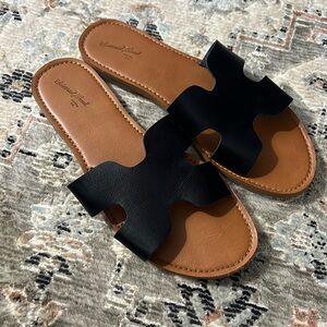 Universal thread sandals.